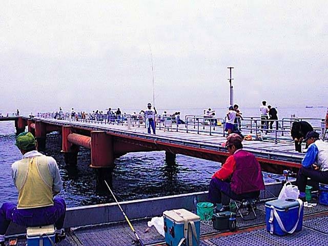 神戸市立須磨海づり公園 ー 日本初の海釣り公園 貸し竿もあり 一年を通じ魚が釣れる 営業時間 場所 地図等の情報 まっぷるトラベルガイド