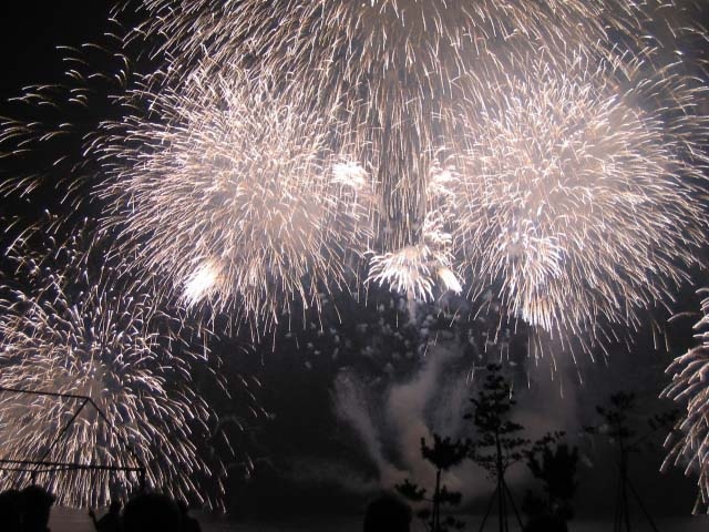 香住 のおすすめのイベントスポットをご紹介します カニすき雑炊早食い大会を目玉にした地元海産物 農産物の即売会 かすみカニ場まつり 県下有数の迫力を誇る 香住の夏の一大イベント 香住ふるさとまつり海上花火大会 源氏に見たてた的に