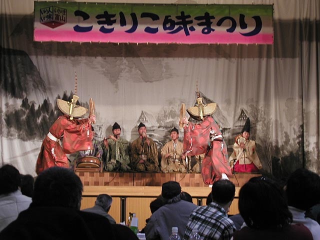 五箇山のおすすめのイベントスポットをご紹介します こきりこ踊りや五箇山民謡も披露される冬の一大グルメイベント こきりこ味まつり デデレコデンと響くこきりこの唄と踊り こきりこ祭り 五箇山民謡 麦屋節を聞こう 五箇山民謡 麦屋節