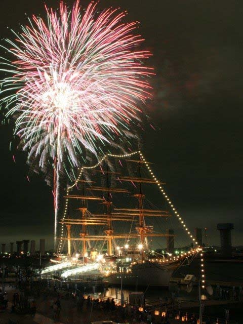 海王丸駅のおすすめの花火大会スポットをご紹介します 祝砲大スターマイン 水中スターマイン 空中ナイアガラが輝く 富山新港花火大会 など情報満載