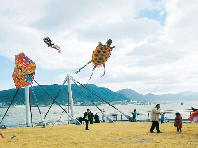 下関のおすすめのイベントスポットをご紹介します 関門海峡に広がる光の祭典 関門海峡花火大会 手作りの凧や ふく凧などが関門地方に春を告げ 海上に舞う 馬関名物 凧あげ大会 耳なし芳一の木像がまつられている境内で慰霊祭が行われる