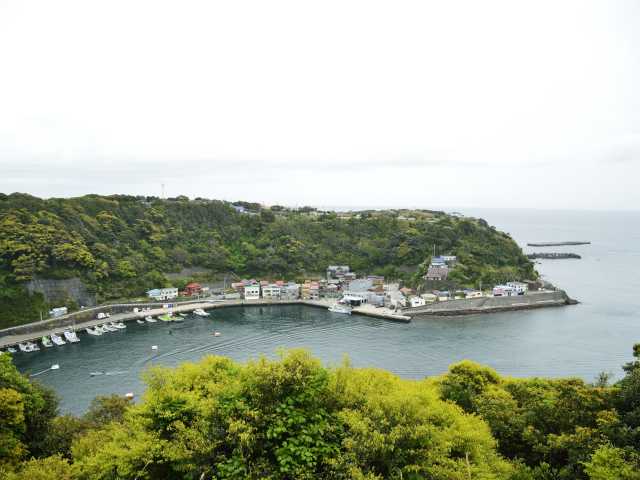 波浮港見晴台 ー 西の高台にある波浮港を展望したりお土産の購入や食事もできる 営業時間 場所 地図等の情報 まっぷるトラベルガイド