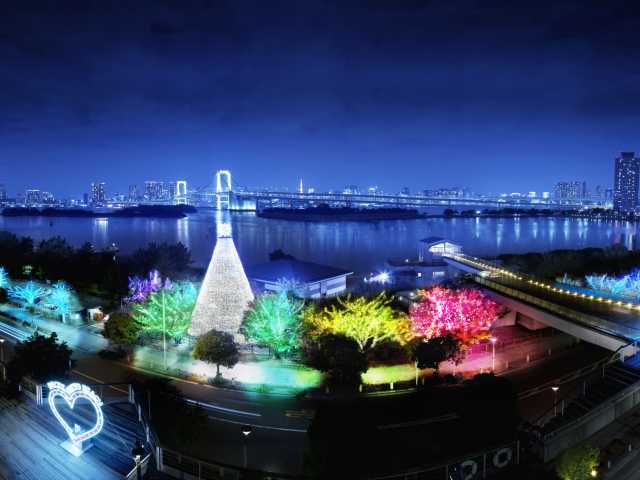 お台場のおすすめのイベントスポットをご紹介します 東京湾の夜景とレインボーブリッジを背に輝くイルミネーション Yakei Led照明で美麗にライトアップ ダイバーシティ東京プラザ Illumination 初心者から参加okのビーチバレー大会 お