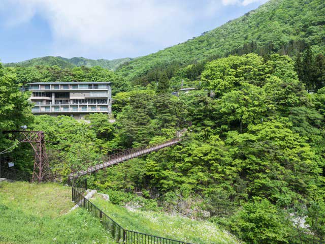 滝見橋 ー 30名以上歩行禁止のスリル満点の吊り橋 営業時間 場所 地図等の情報 まっぷるトラベルガイド