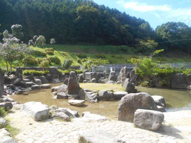 一本松公園 昭和の森 ー 木立の中 バンガローが並ぶ 営業時間 場所 地図等の情報 まっぷるトラベルガイド