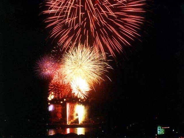 多度津のおすすめのイベントスポットをご紹介します 満開の桜の下 ステージショーやイベントなど様々な催しで賑わう たどつさくらまつり 多度津 町の夏祭り 総踊り大会が行われ 夜店も出る たどつ夏まつり 多度津の夜空を4000発の花火が