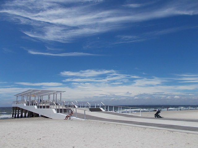 いなげの浜 海へ延びるウッドデッキの画像 1枚目
