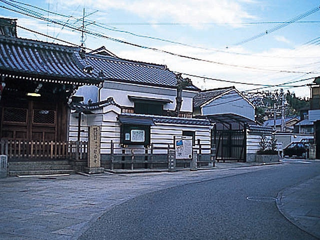 浄念寺前の桝形道路