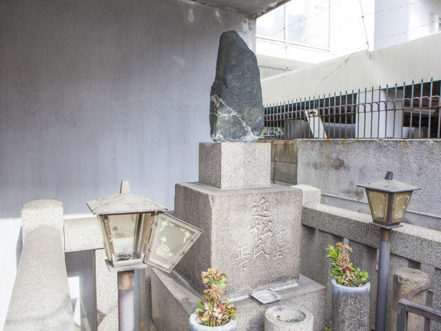 近松門左衛門の墓の画像 2枚目
