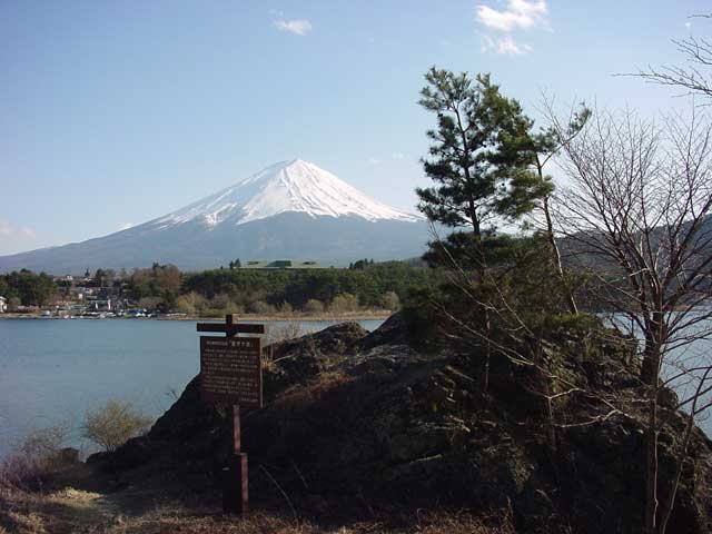 河口湖留守ヶ岩浜