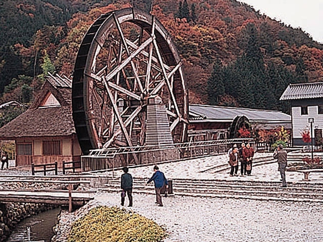 日本一の親子孫水車と紙の館夢すき公園
