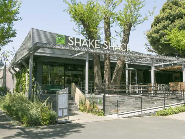 Shake Shack 外苑いちょう並木店の画像 2枚目