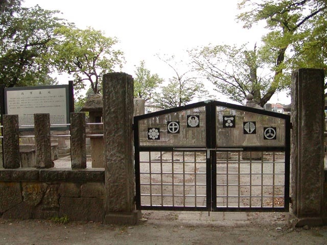 西軍墓地