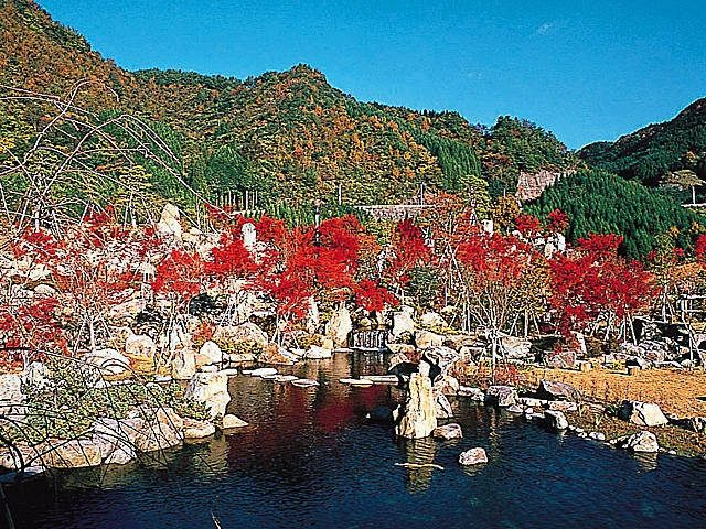 【耶馬渓×紅葉ドライブ③】耶馬溪ダムの完成を記念して造られた庭園「耶馬溪ダム記念公園 溪石園」