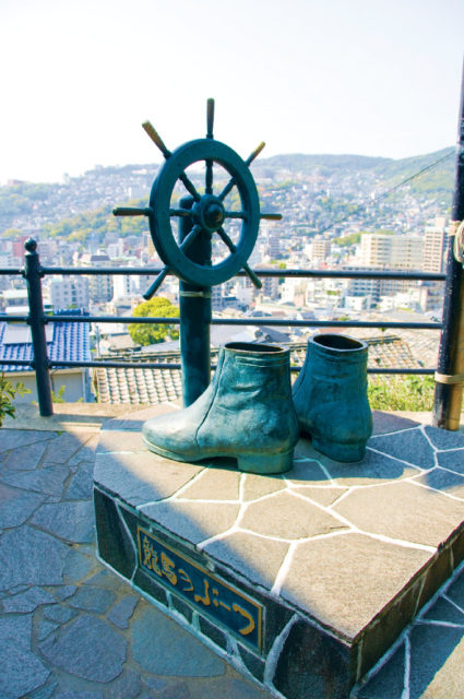 【長崎×龍馬ゆかりの地観光4】60㎝のブーツを履いて町を見渡す「龍馬のぶーつ像」