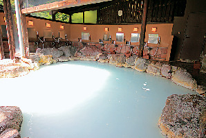 別府　泥湯 明礬温泉】別府温泉 保養ランドの泥湯を満喫！淡いブルーの湯に浸かろう - まっぷるウェブ