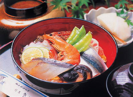 岡山 ばら寿司 華やかな郷土料理 旬の味覚を雅に盛り付け まっぷるトラベルガイド