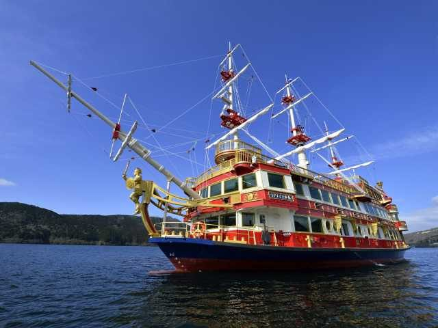 箱根 芦ノ湖 船で楽しむ 海賊船 遊覧船で湖上へ繰り出そう まっぷるトラベルガイド