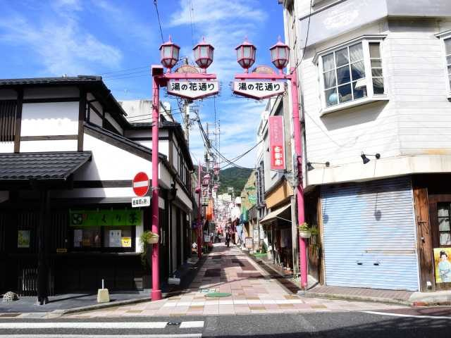 伊東 湯の花通り商店街で食べ歩き おみやげ探し まっぷるトラベルガイド