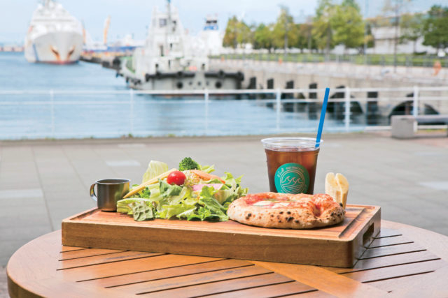 横浜 海が見えるカフェで優雅なひとときを楽しむ まっぷるトラベルガイド