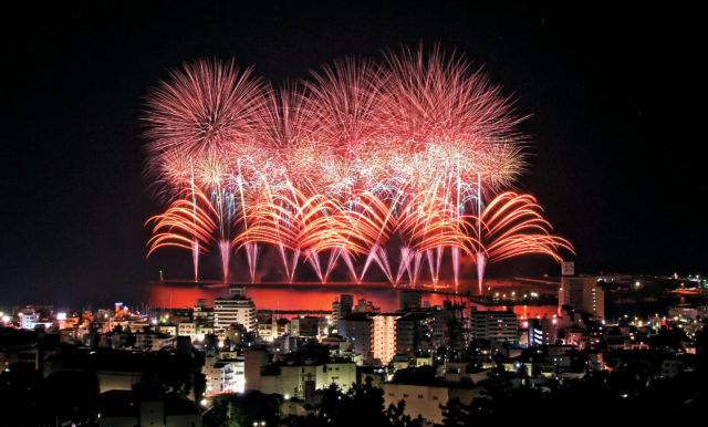 熱海のイベントと言えば海上花火大会 熱海の花火は一年中見られる まっぷるトラベルガイド