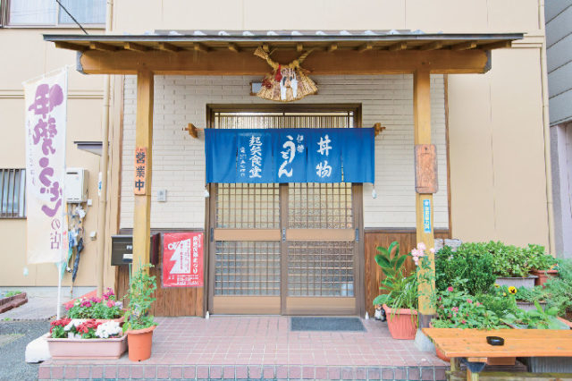 うどんとの相性にこだわった独自のカレースープが評判「起矢食堂」