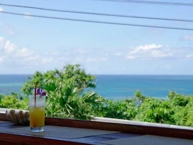 石垣島 癒しの海カフェで絶景オーシャンビューを楽しむ まっぷるトラベルガイド