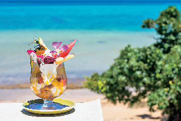 石垣島 癒しの海カフェで絶景オーシャンビューを楽しむ まっぷるトラベルガイド