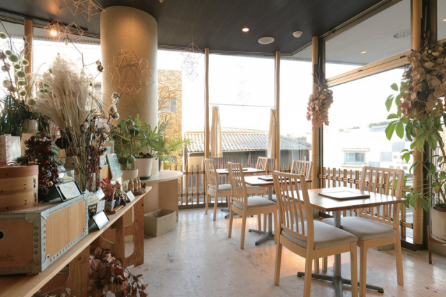 ボタニカルな 雰囲気が漂う ナチュラルな飲食店「Steam Kitchen hanakago‘me」