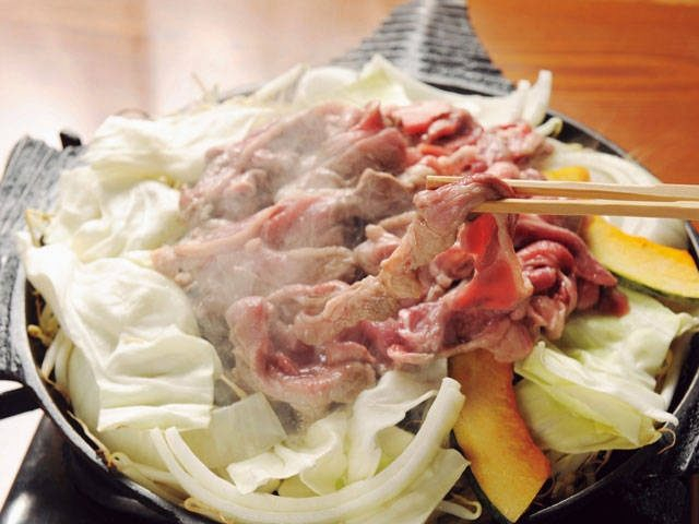 札幌 ジンギスカン 専門鍋で焼く上質な羊肉がうまい まっぷるトラベルガイド