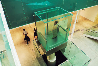 【金沢21世紀美術館】作品だけじゃない! 隠されたアートを探せ