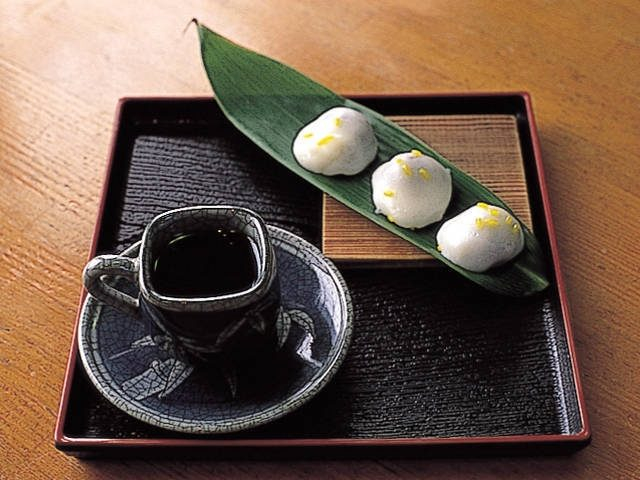 名物の稲花もちでひと休み「コーヒーショップさんべ」