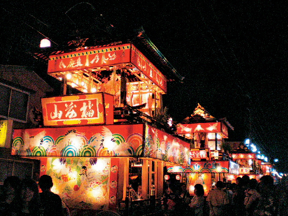 豪華絢爛な山車が市内を練り歩く「田名部まつり」