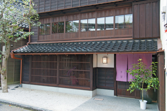 【ひがし茶屋街の町家カフェ】地元食材たっぷりのふわふわパンケーキ「Cafeたもん」