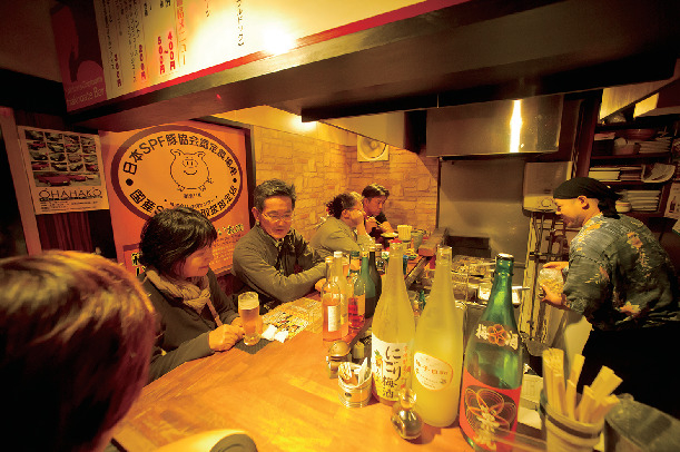 函館駅近く 大門横丁 の名物屋台 ハシゴ酒を楽しむ まっぷるトラベルガイド