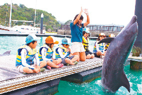 動物ふれあいに工場見学 子供と楽しむ 沖縄でおすすめの体験スポット まっぷるトラベルガイド