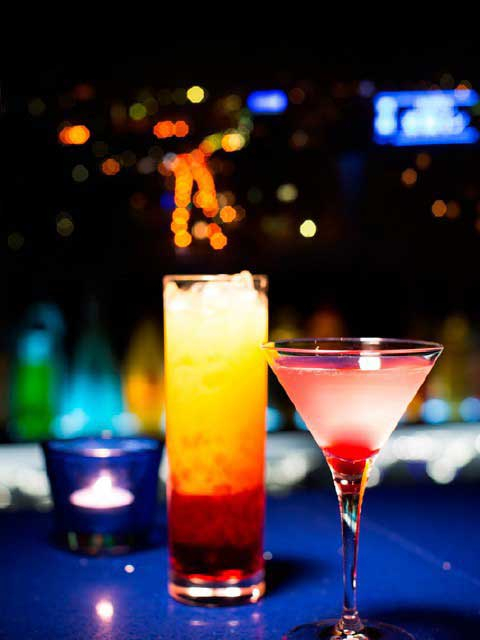 【函館×夜景が見えるレストラン&バー】バーテンダーと会話をしながら楽しみたい夜景「夜景バー エステラード」