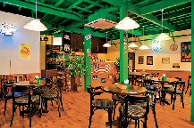 トマトソースはまる1日かけてじっくり煮込む「the very very BEAST」