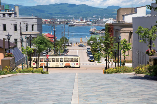 函館市電 坂の街を走る絵になる風景 まっぷるトラベルガイド