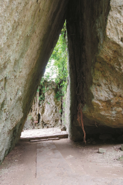 世界遺産 斎場御獄 琉球最高の聖地 神話の舞台 まっぷるトラベルガイド