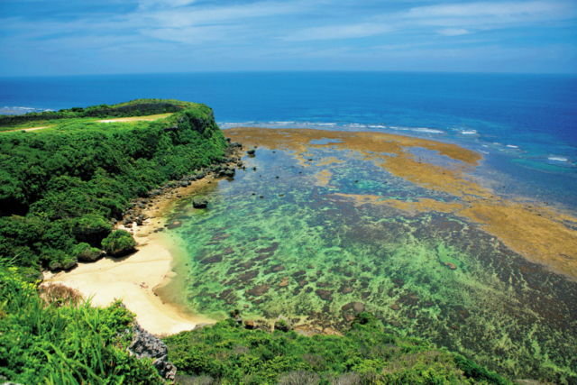 沖縄 中部 沖縄東海岸ドライブのみどころ 勝連城跡から海中道路を通って魅力的な島々へ まっぷるトラベルガイド
