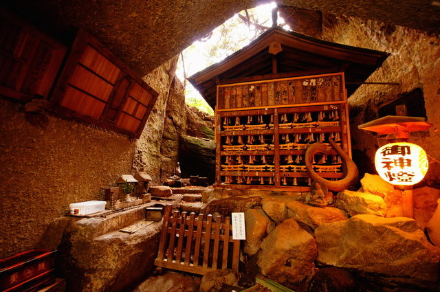 鎌倉 銭洗弁財天宇賀福神社 金運上昇の御利益で有名 まっぷるトラベルガイド