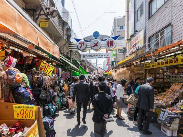 上野 アメ横で激安グルメ ショッピングを極める 市場の雰囲気を満喫 観光旅行メディア まっぷるトラベルガイド