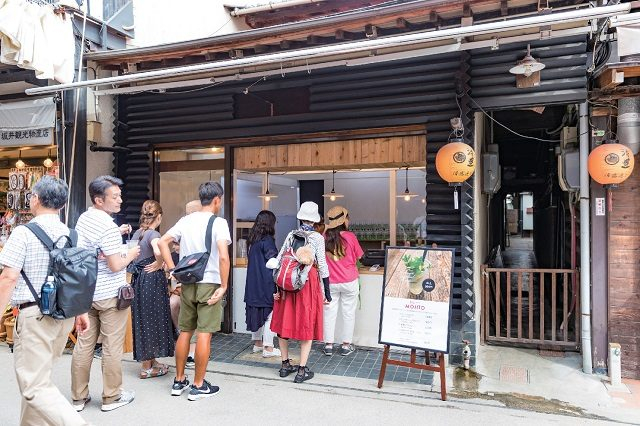 宮島 表参道商店街で名物グルメ食べ歩き まっぷるトラベルガイド