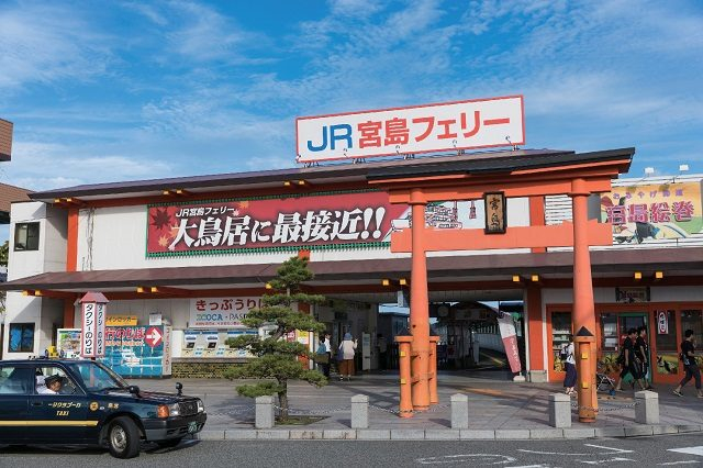 宮島行きのフェリーが出航