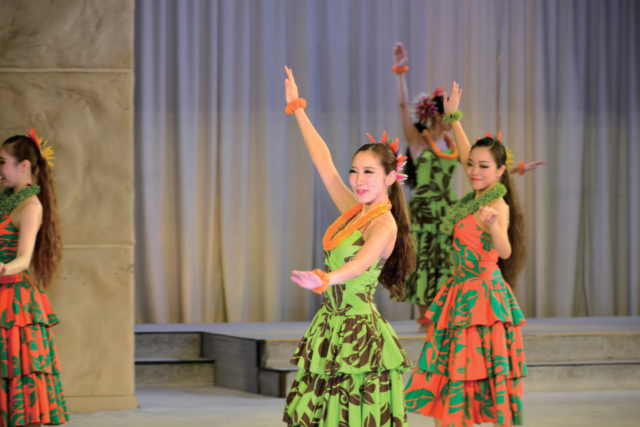 さまざまな踊りを披露