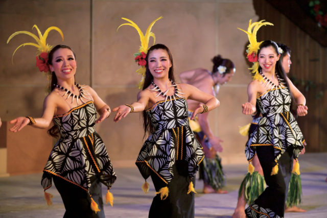 さまざまな踊りを披露