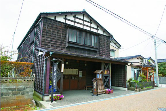 【出雲崎】北国街道妻入り会館