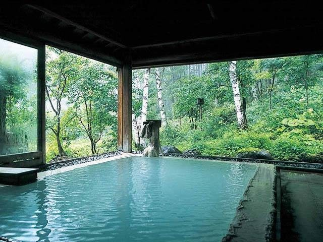 白樺林の中にたたずむ風情ある宿「小梨の湯 笹屋」