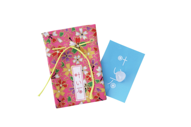 願い石に叶い石にをあてて縁結び祈願